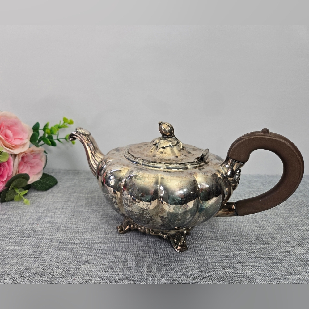 Vintage‎ Silverplate 1881 Rogers Old English Melon 9" Teapot